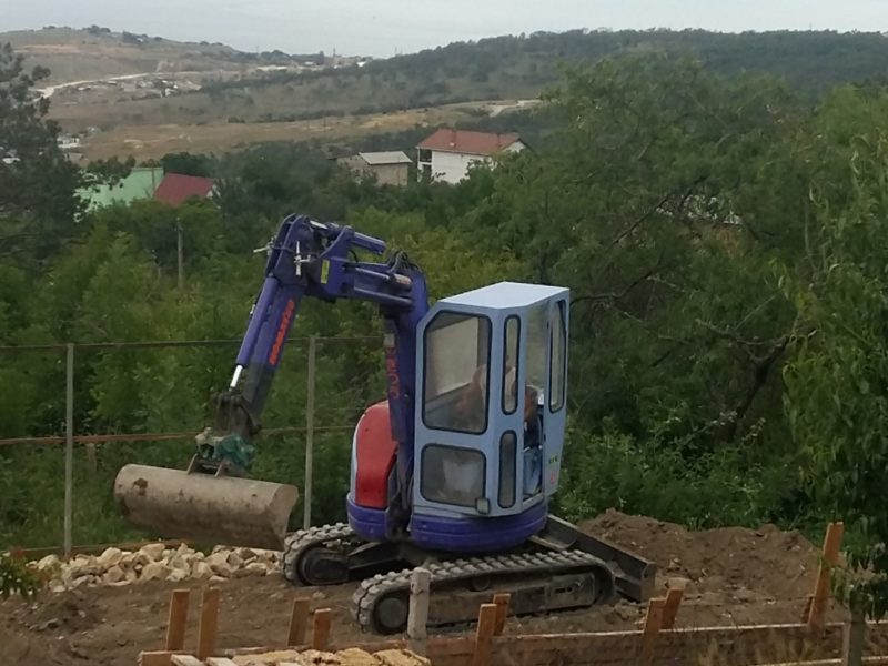 Мини экскаватор, монтаж винтовых свай, ямобур